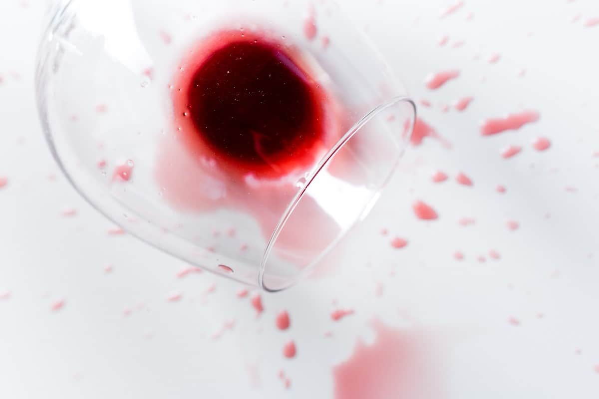 Jak usunąć plamę z wina?