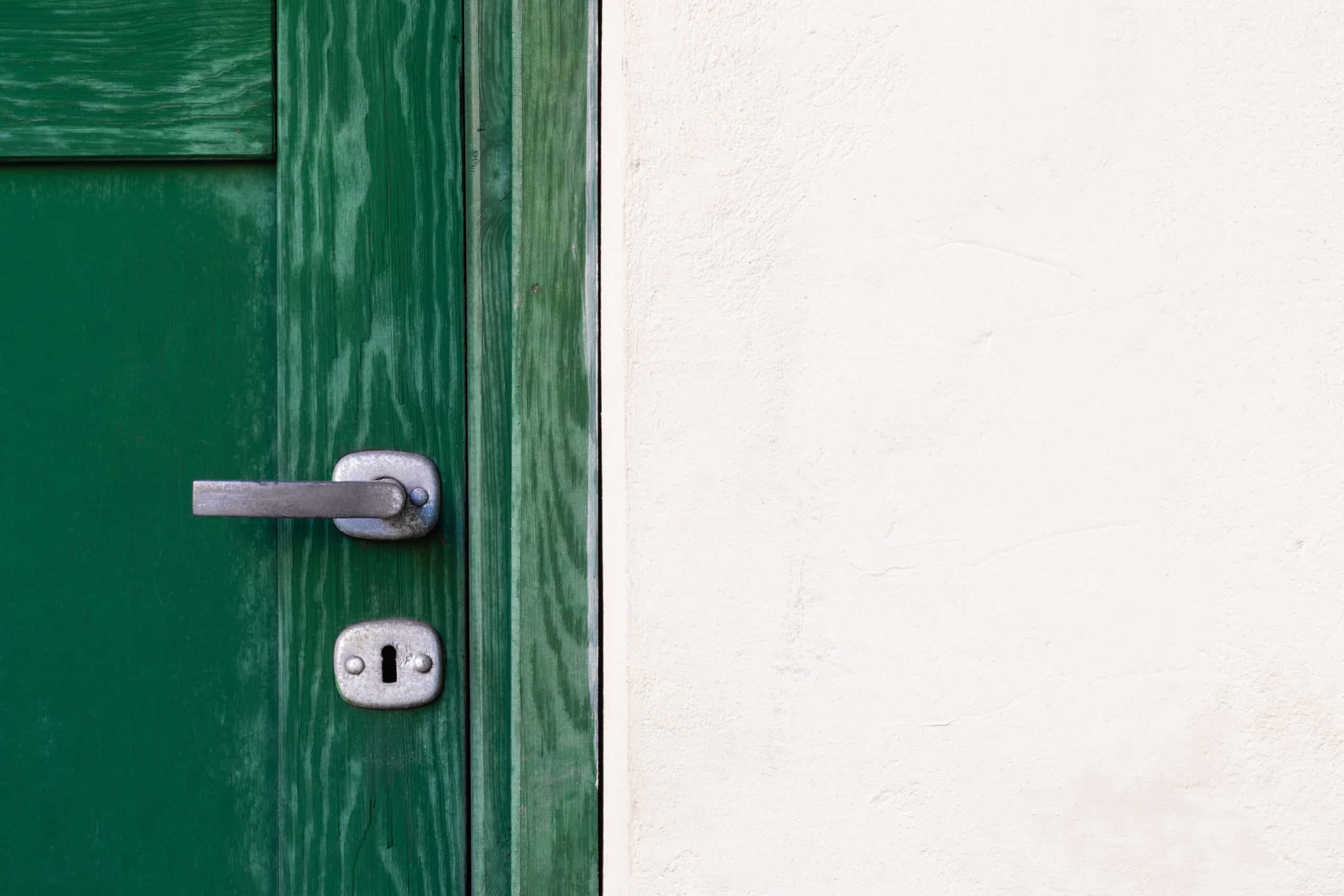 Skrzypiące drzwi – jak nasmarować zawiasy?