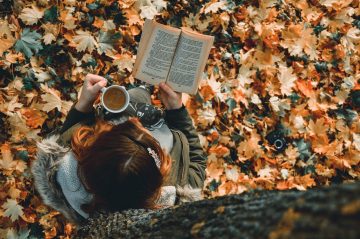 Książki na jesienne i zimowe wieczory – co warto przeczytać?