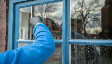 Jak skutecznie myć zakurzone po zimie okna?