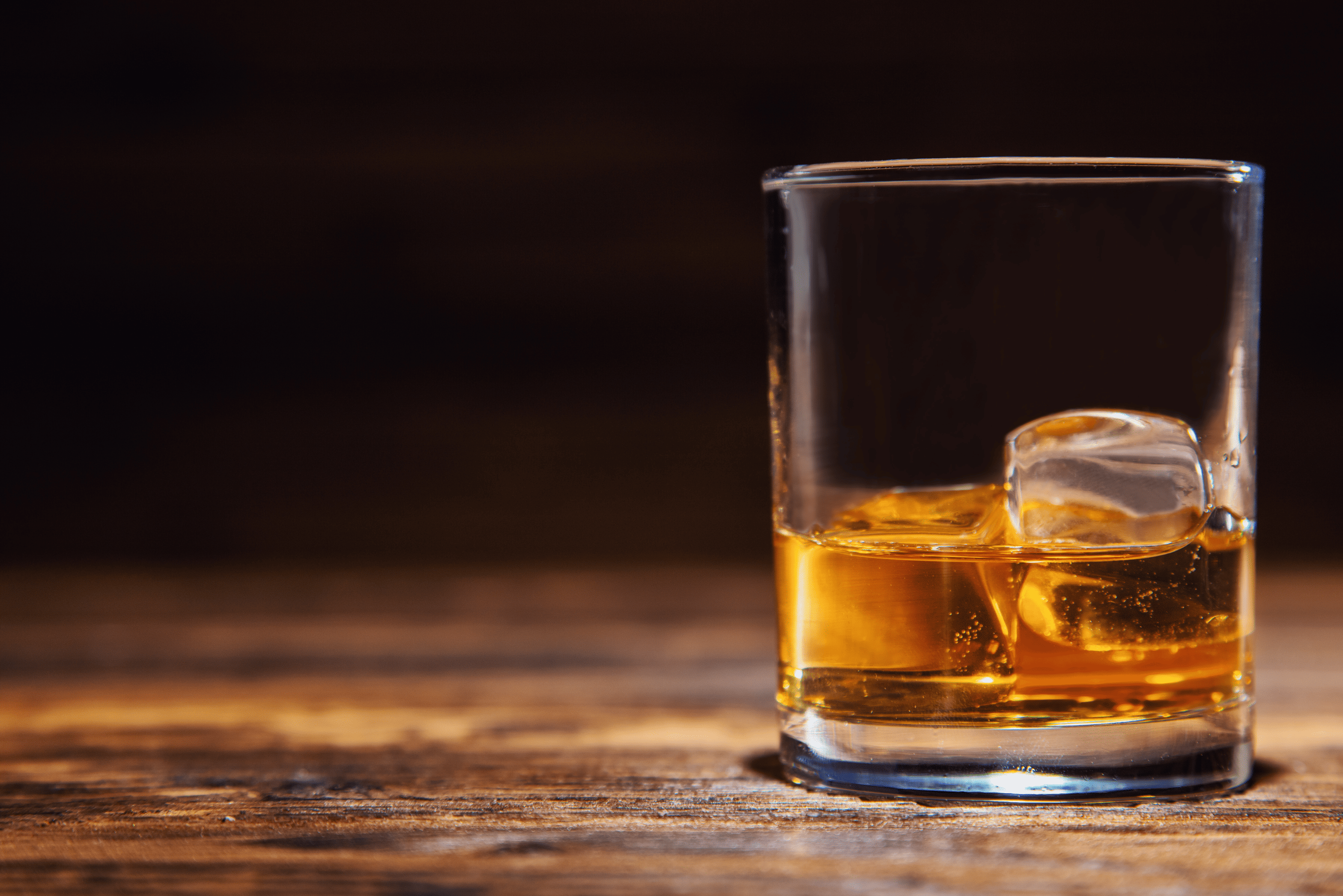 Szklanki do whisky, termiczne, a może z podwójnym dnem – czym się różnią?