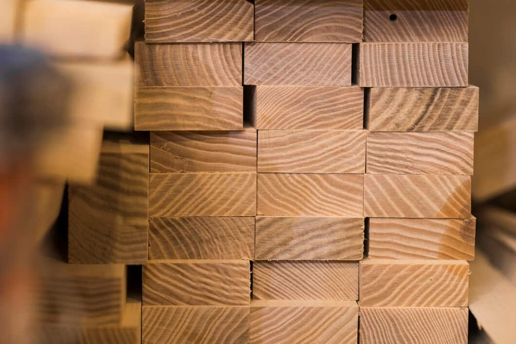 Jak wybrać odpowiednie drewno konstrukcyjne do budowy naszego domu?